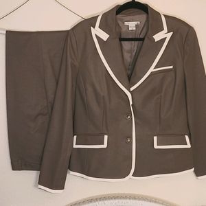 Peter Nygard Pants Suit